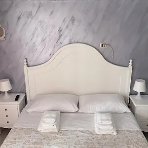 little-house-naples-80139.hotels-amalfi.com/